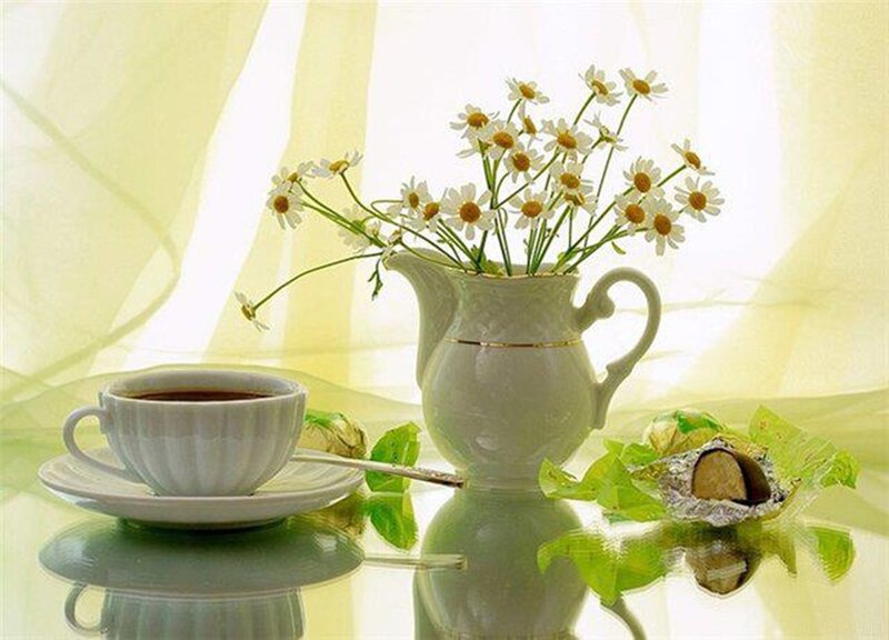 Tea Cup with Daisies — White