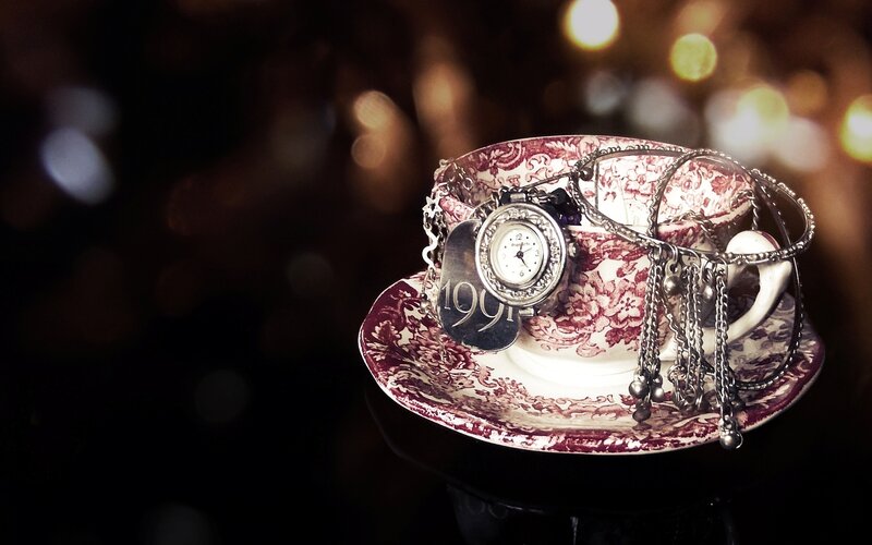 Tea Cup with Jewelry — Red