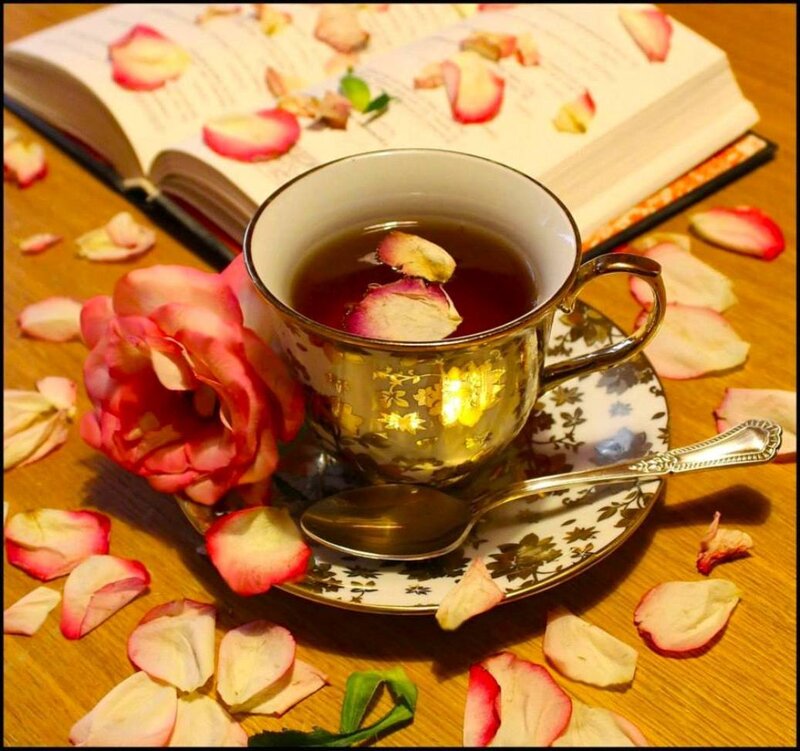 Tea Cup with Rose Petals — Gold