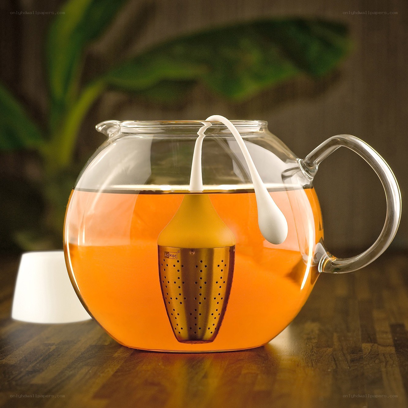 Tea infuser in glass teapot