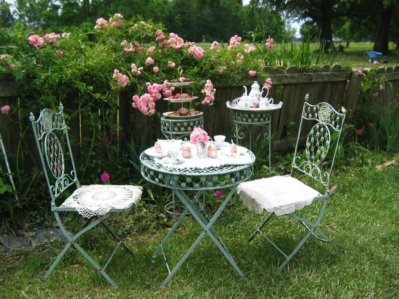 Tea Set in Garden — Green