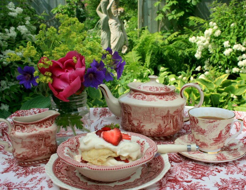 Tea Set in Garden — Red