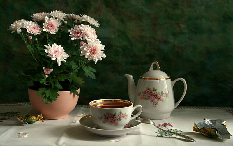 Tea set with chrysanthemums