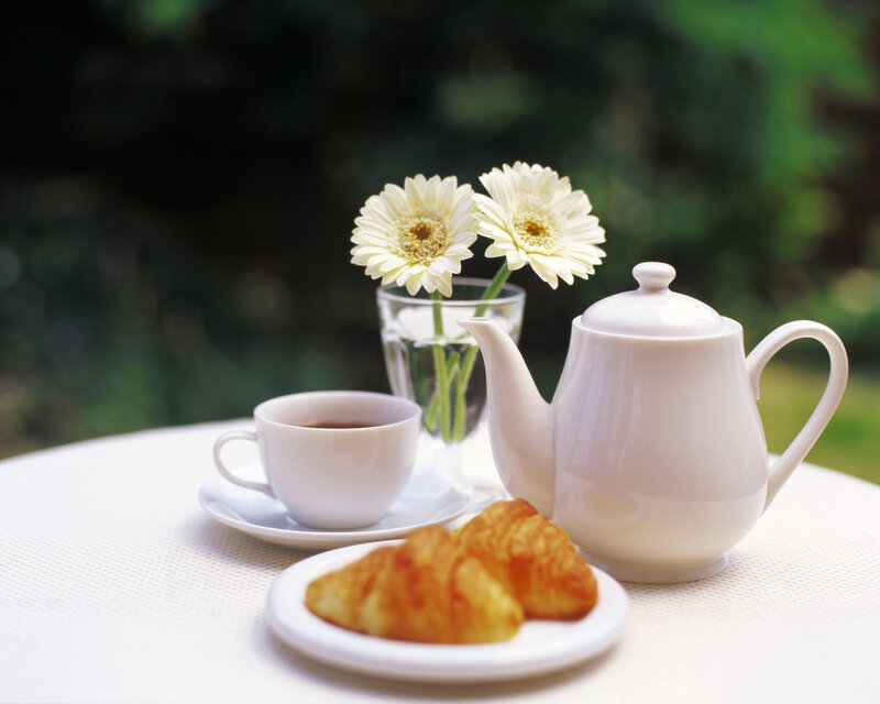 Tea Set with Croissants — White