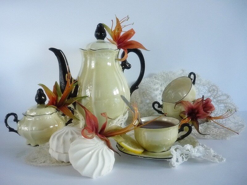 Tea set with flowers and meringues