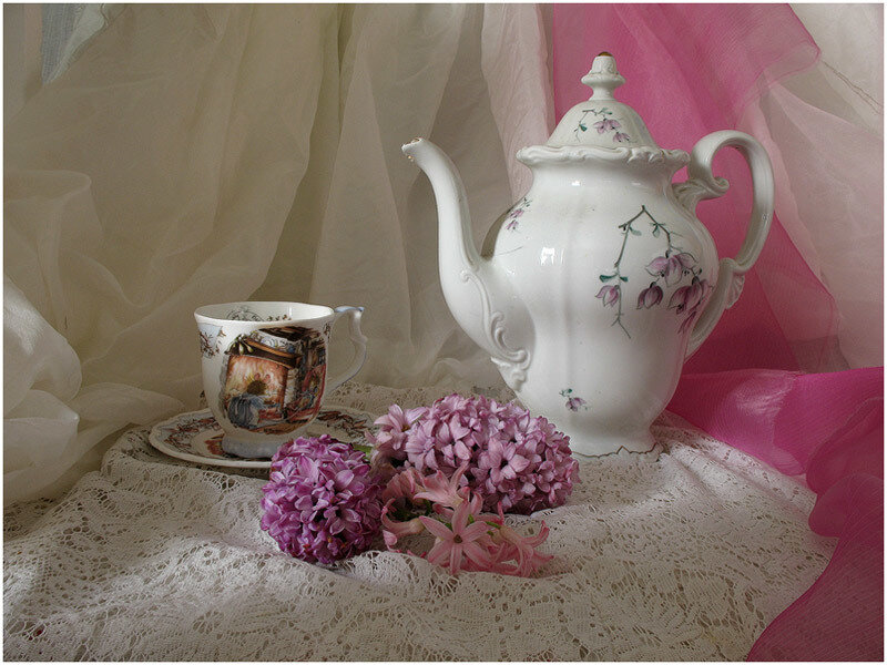 Tea Set with Flowers — White
