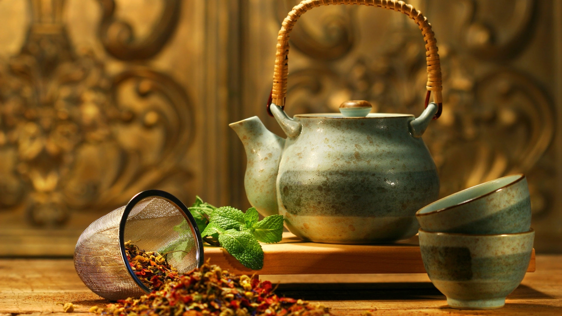 Tea set with herbs and mint