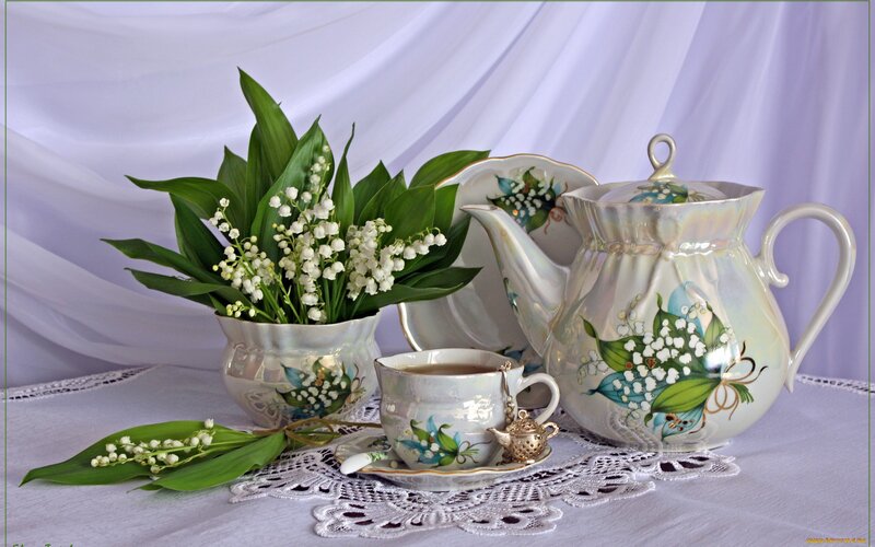 Tea Set with Lilies of the Valley — White