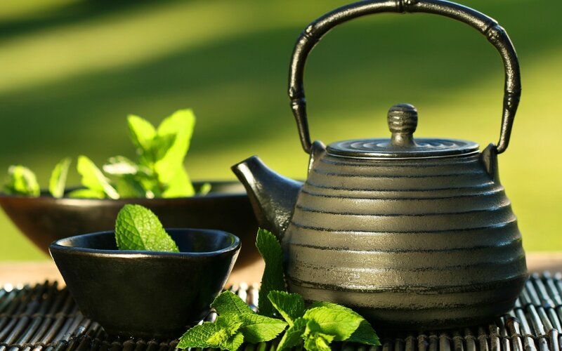Tea set with mint leaves