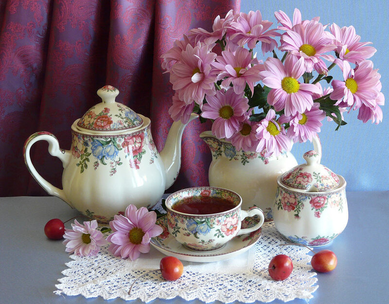 Tea set with pink flowers