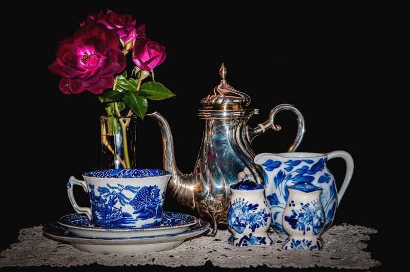 Tea Set with Roses — Black