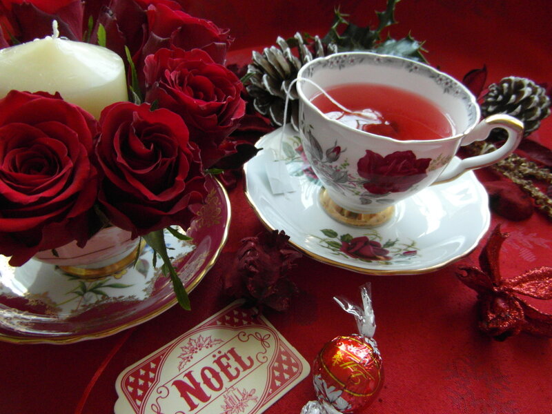 Tea Set with Roses — Red, Festive