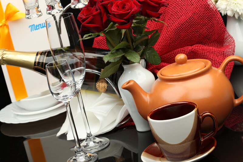 Tea Set with Roses — Red
