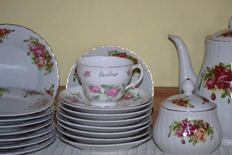 Tea Set with Roses — White, Calm