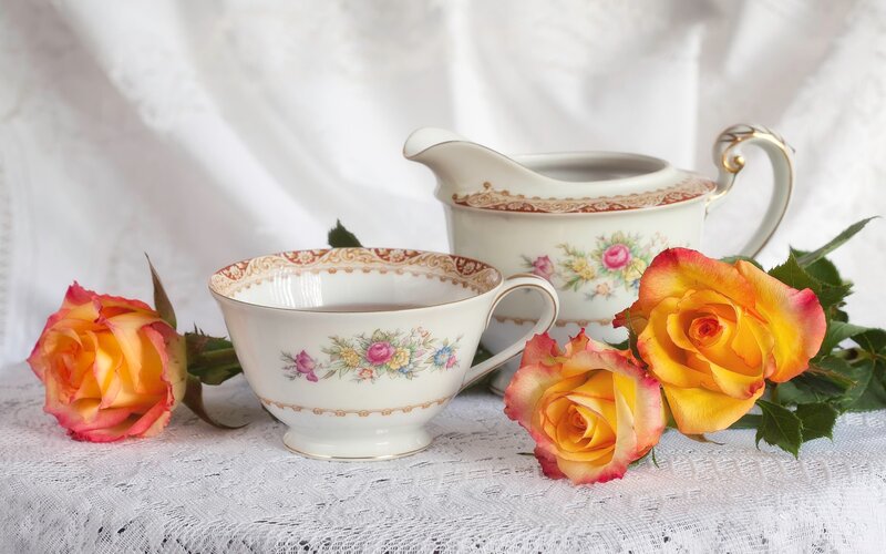 Tea Set with Roses — White, Serene
