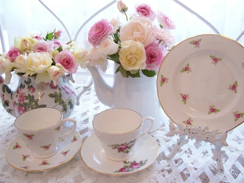 Tea Set with Roses — White