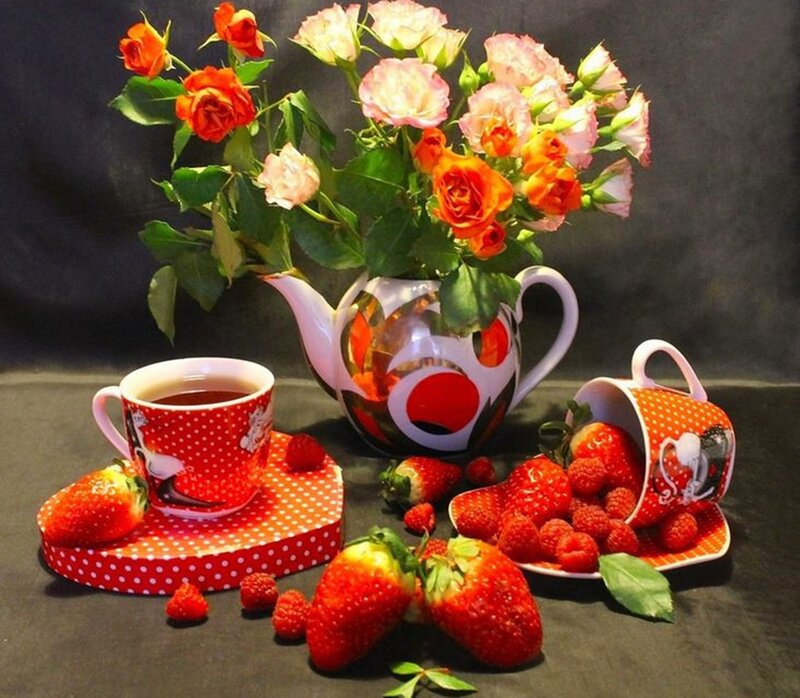 Tea Set with Strawberries — Red