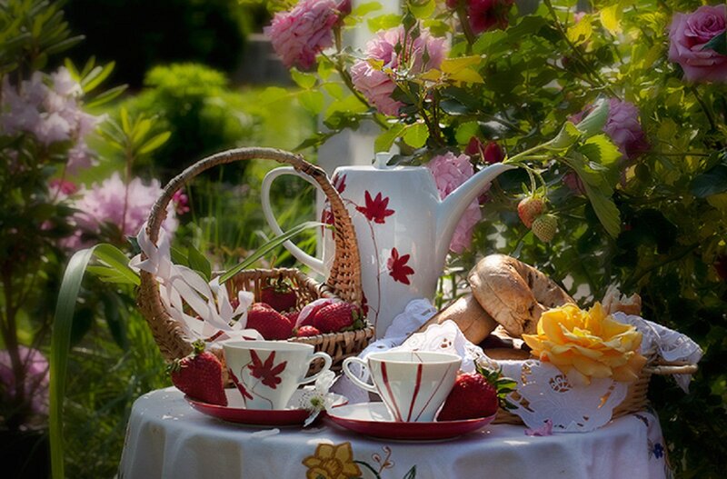 Tea Set with Strawberries — White
