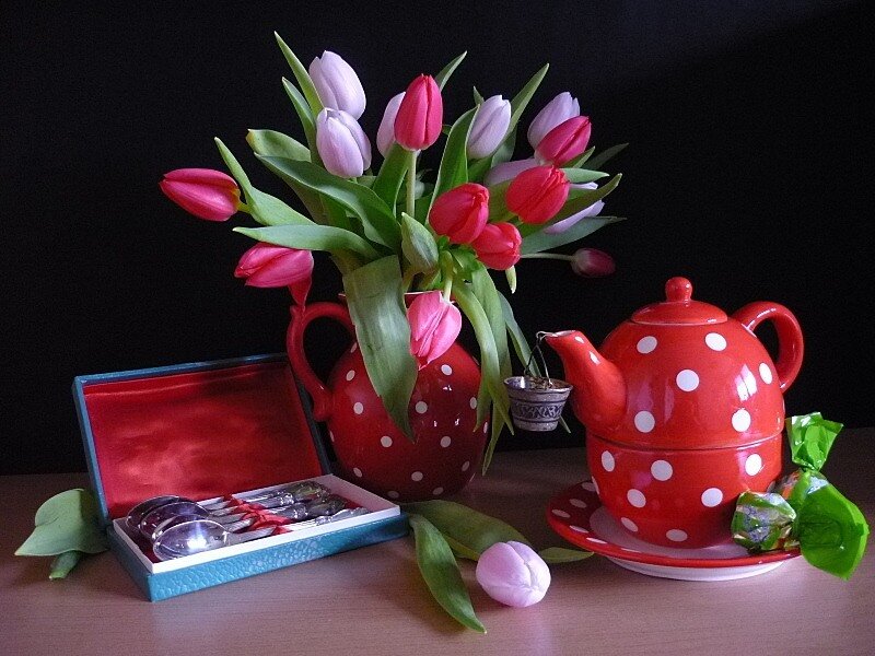 Tea set with tulips