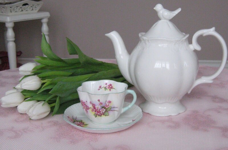 Tea Set with Tulips — White, Serene