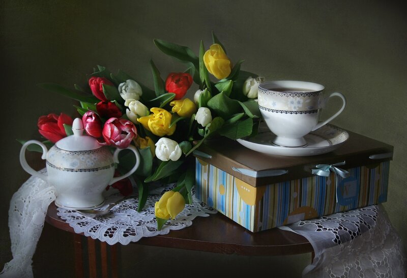 Tea Set with Tulips — White