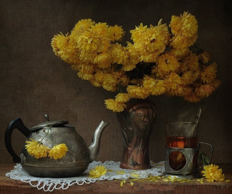 Tea set with yellow flowers