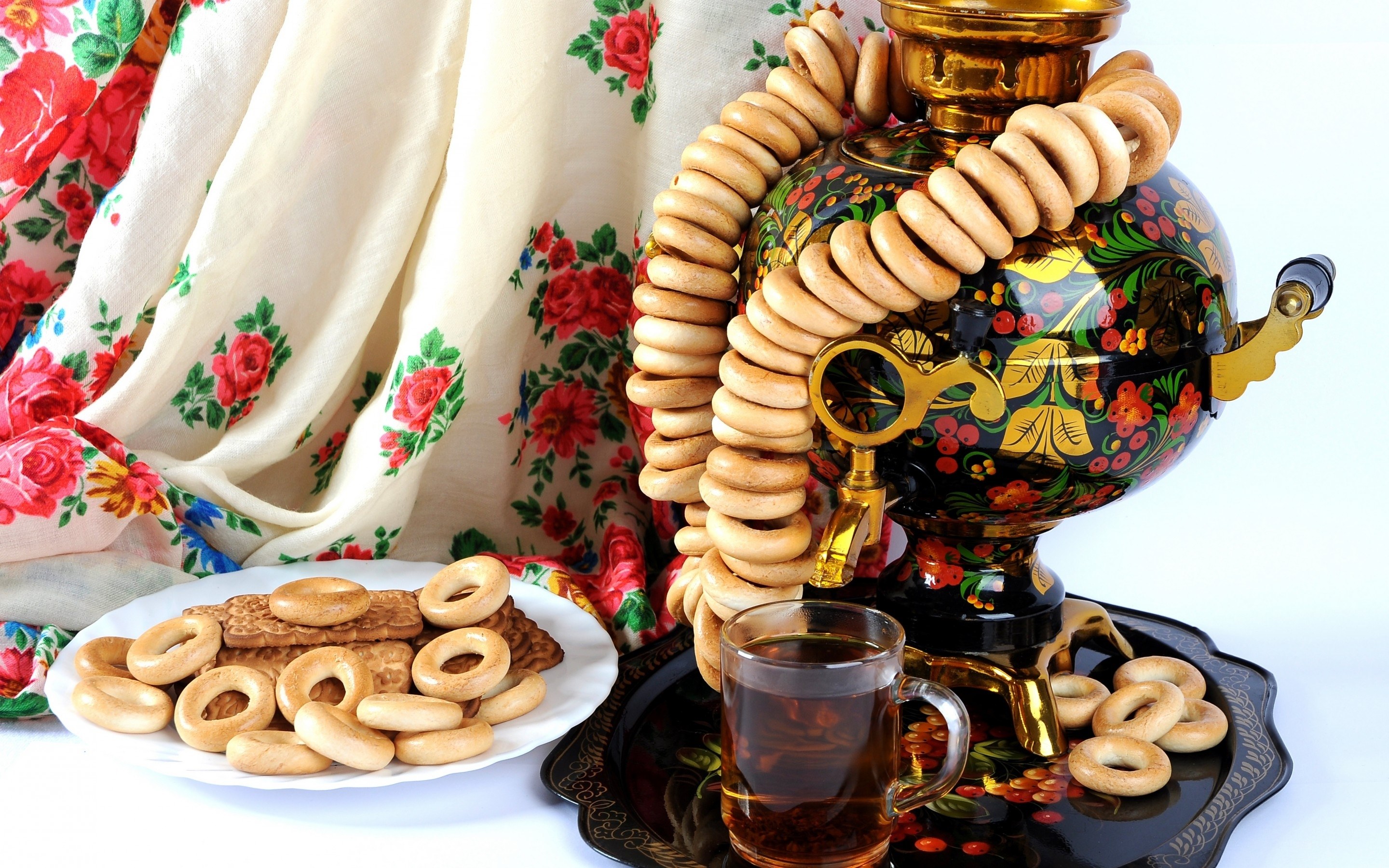 Tea with cookies and a samovar
