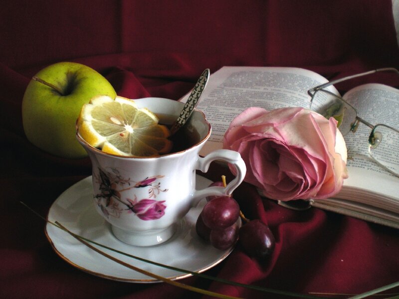 Tea with lemon and apple