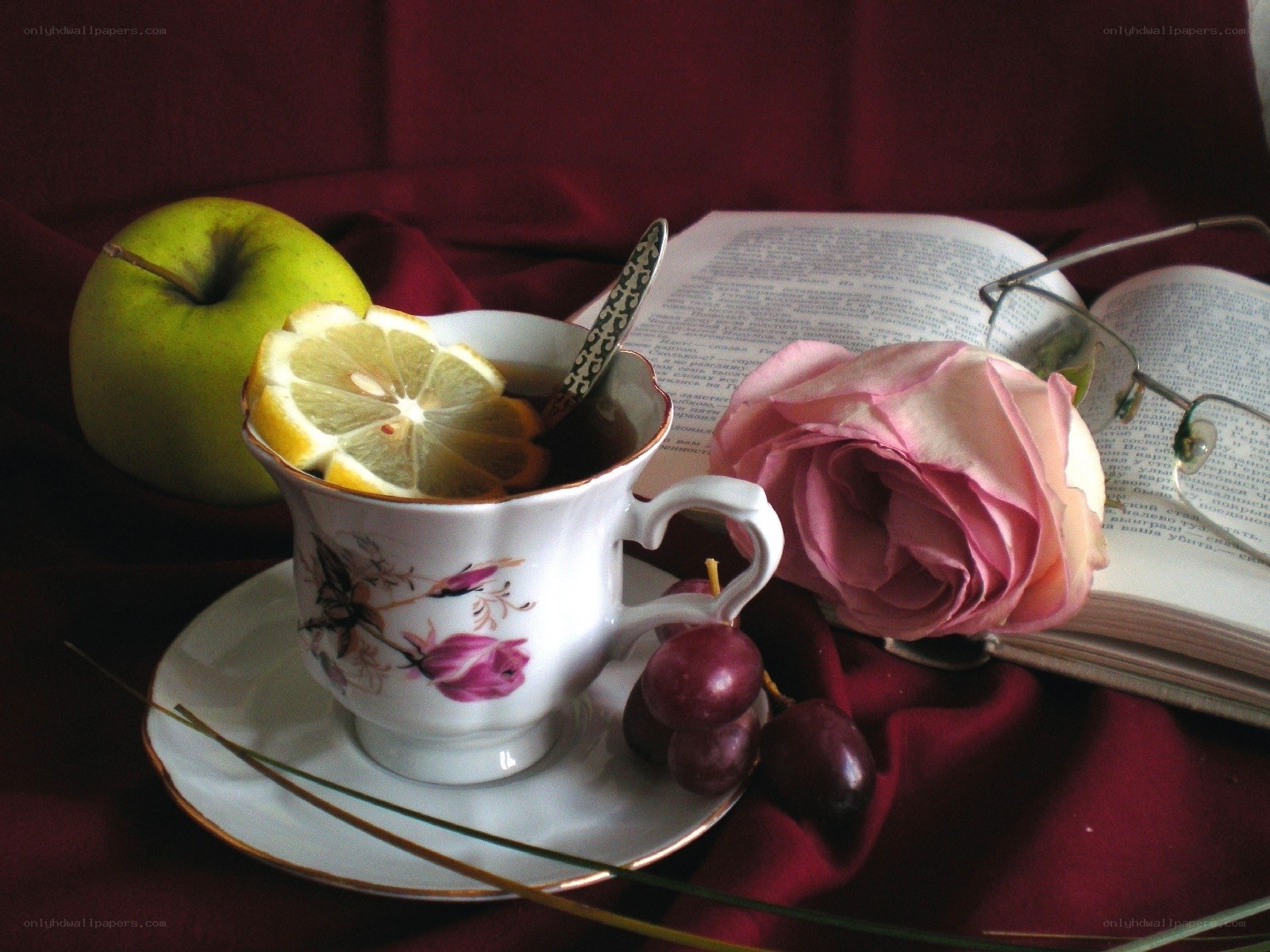 Tea with lemon and apple