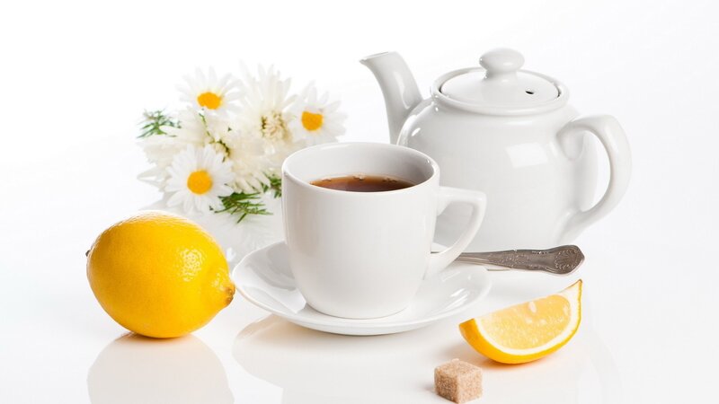 Tea with lemon and chamomile
