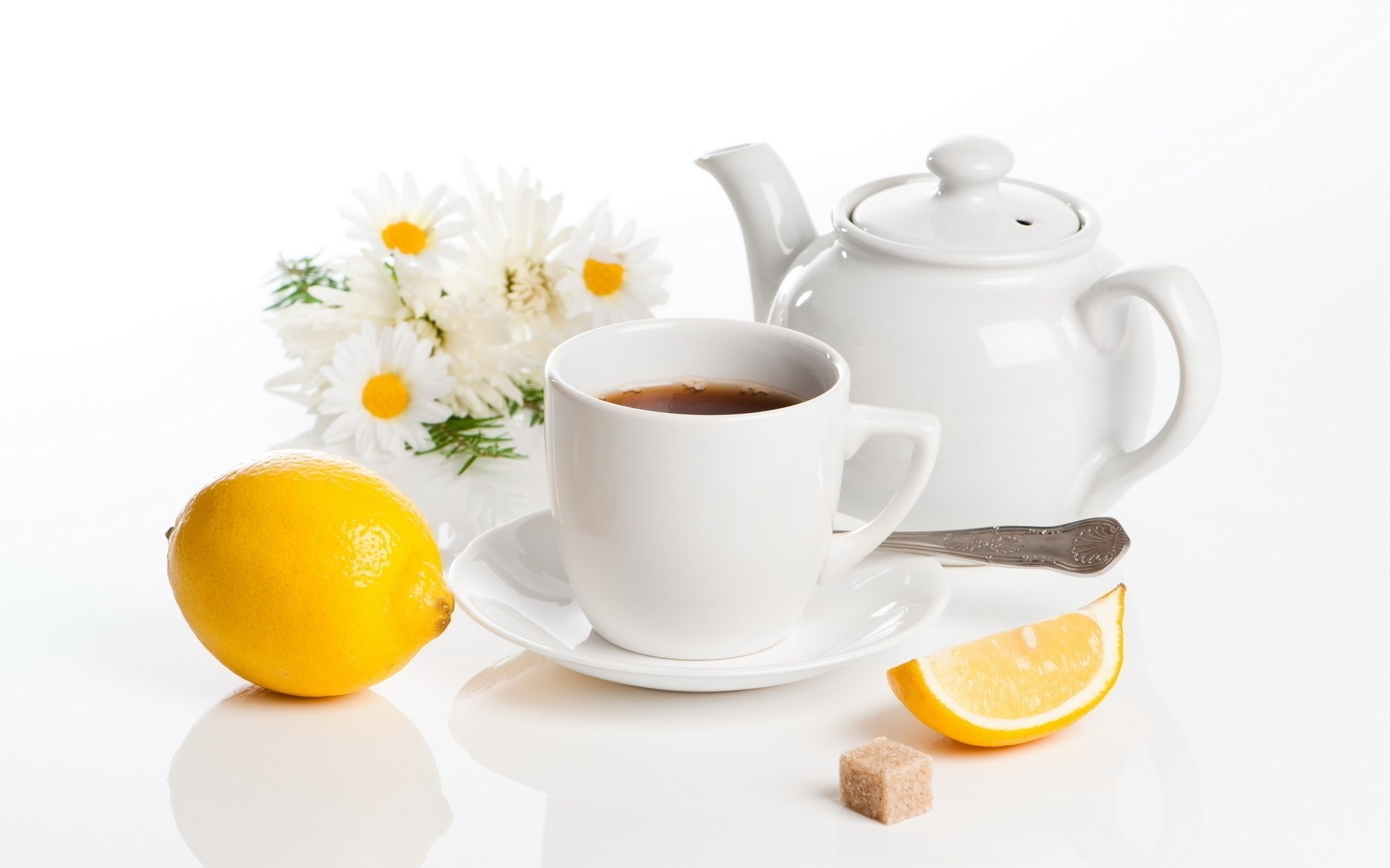 Tea with lemon and chamomile