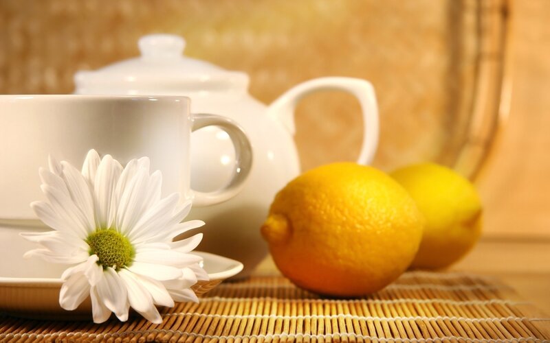 Tea with lemon and daisy