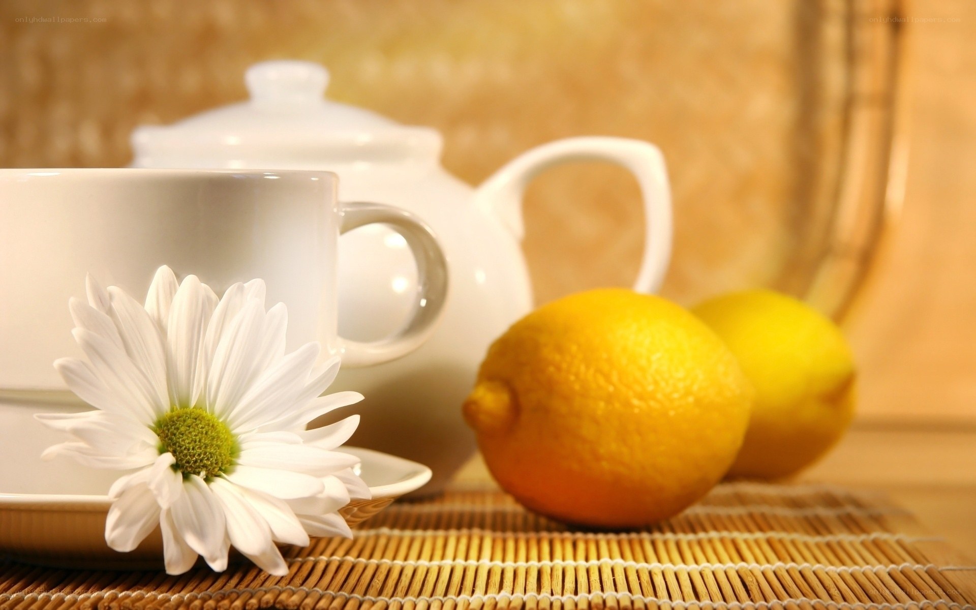 Tea with lemon and daisy