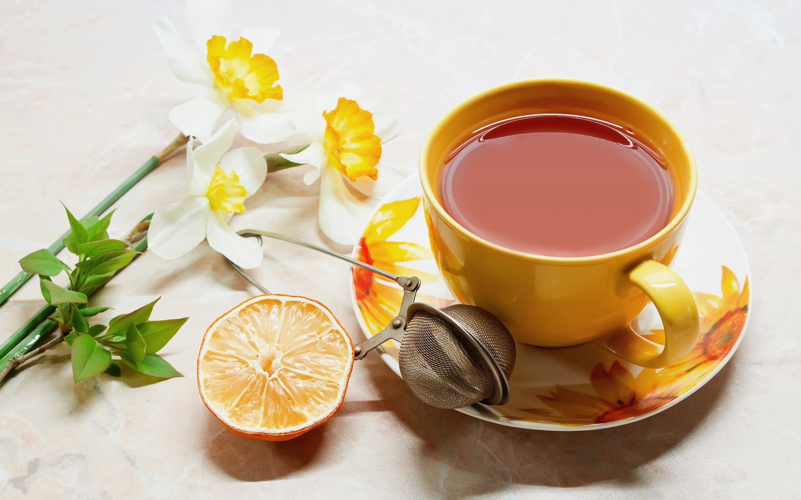 Tea with lemon and flowers