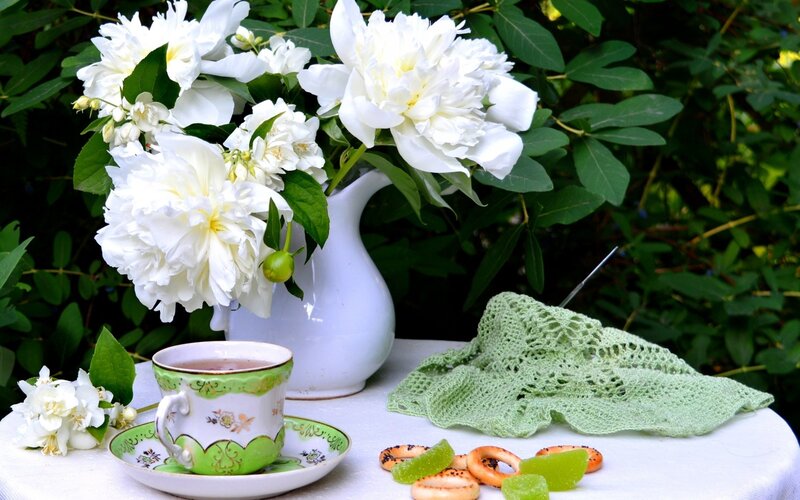 Tea with white flowers