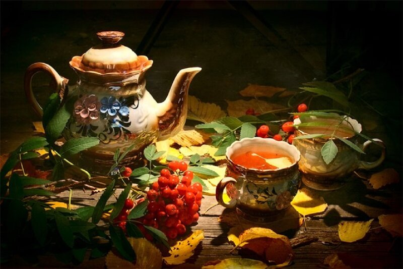 Teapot and Cups with Berries — Brown