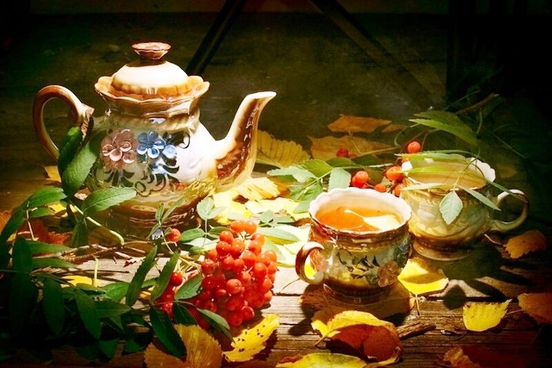Teapot and Cups with Berries