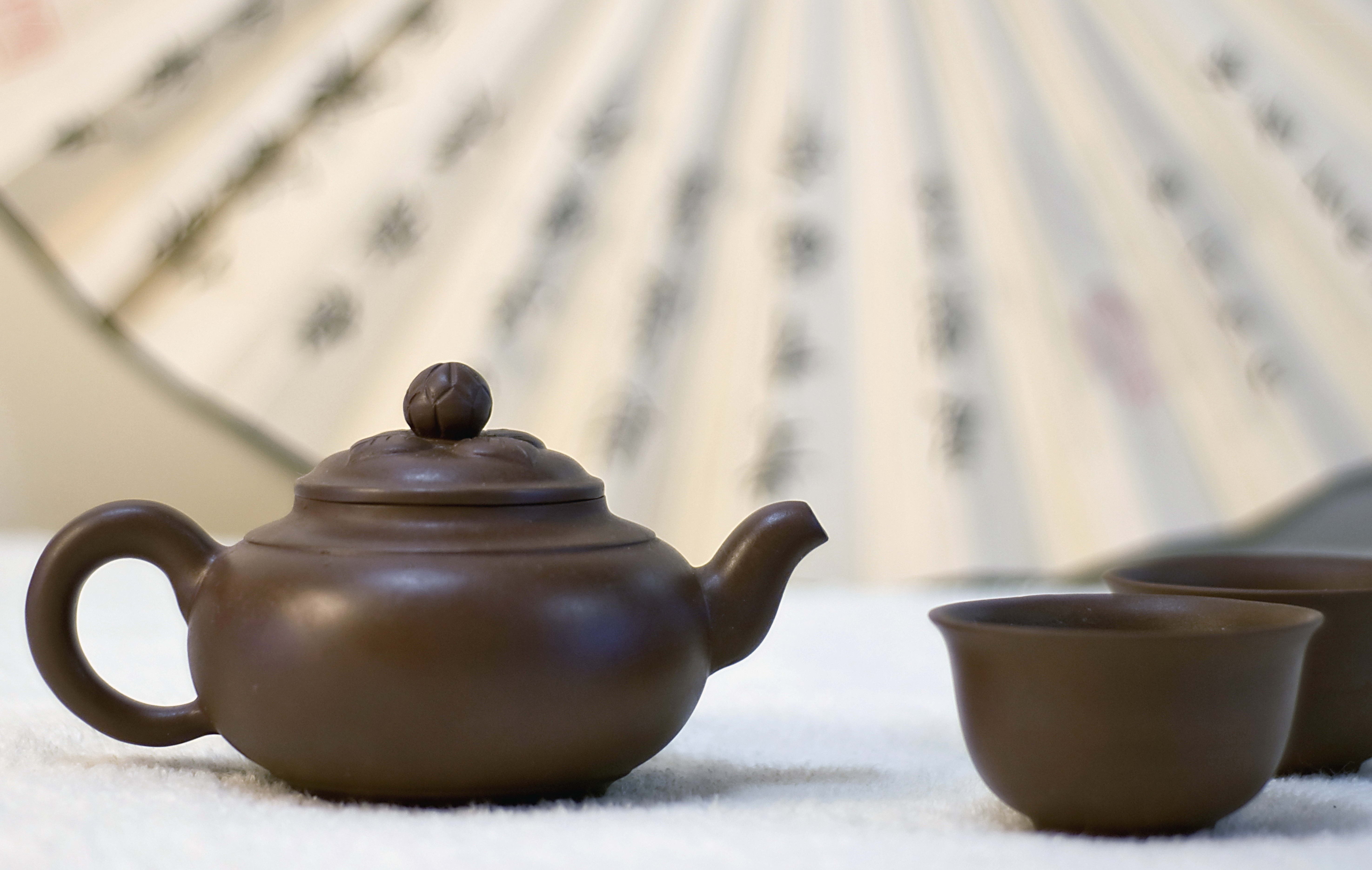 Teapot and cups with fan