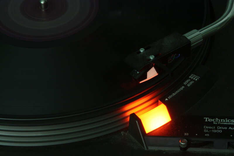 Technics SL-1900 turntable in use