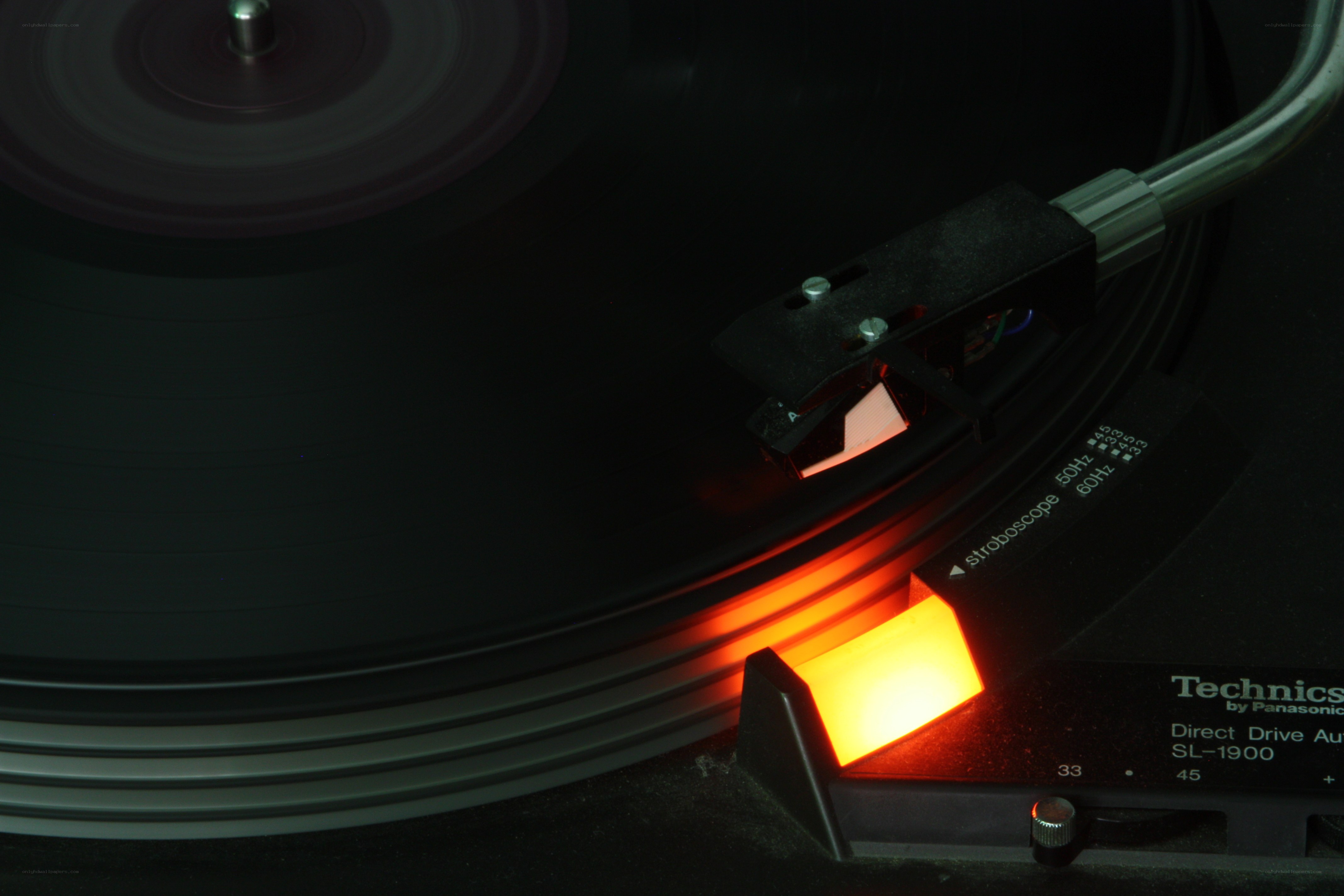Technics SL-1900 turntable in use