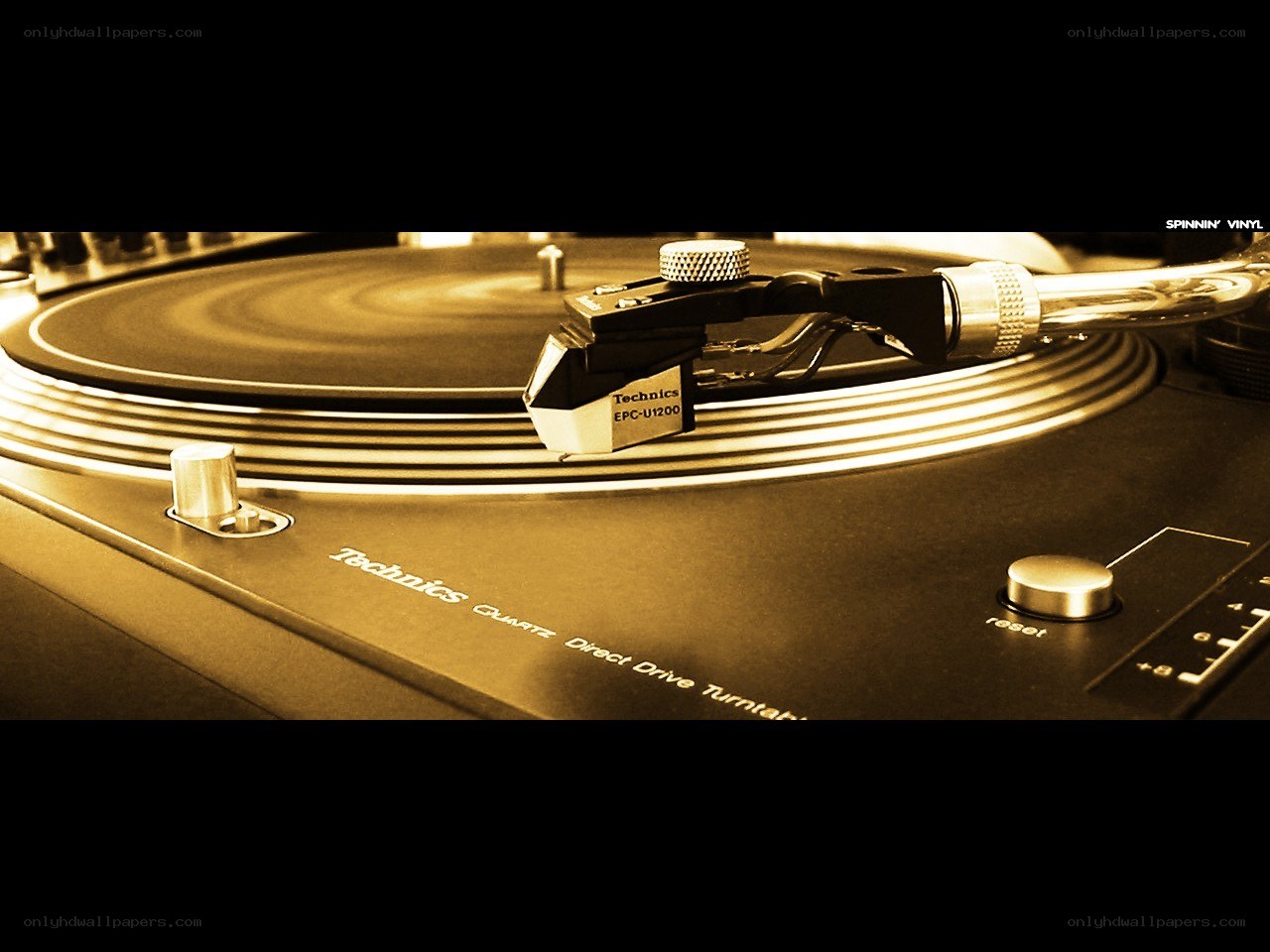 Technics turntable with vinyl