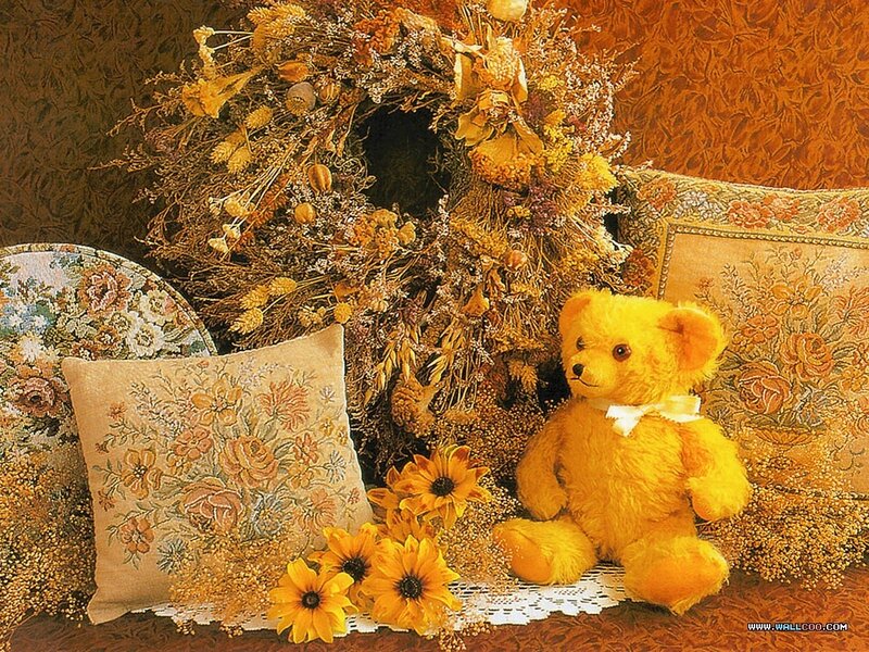 Teddy bear with dried flowers