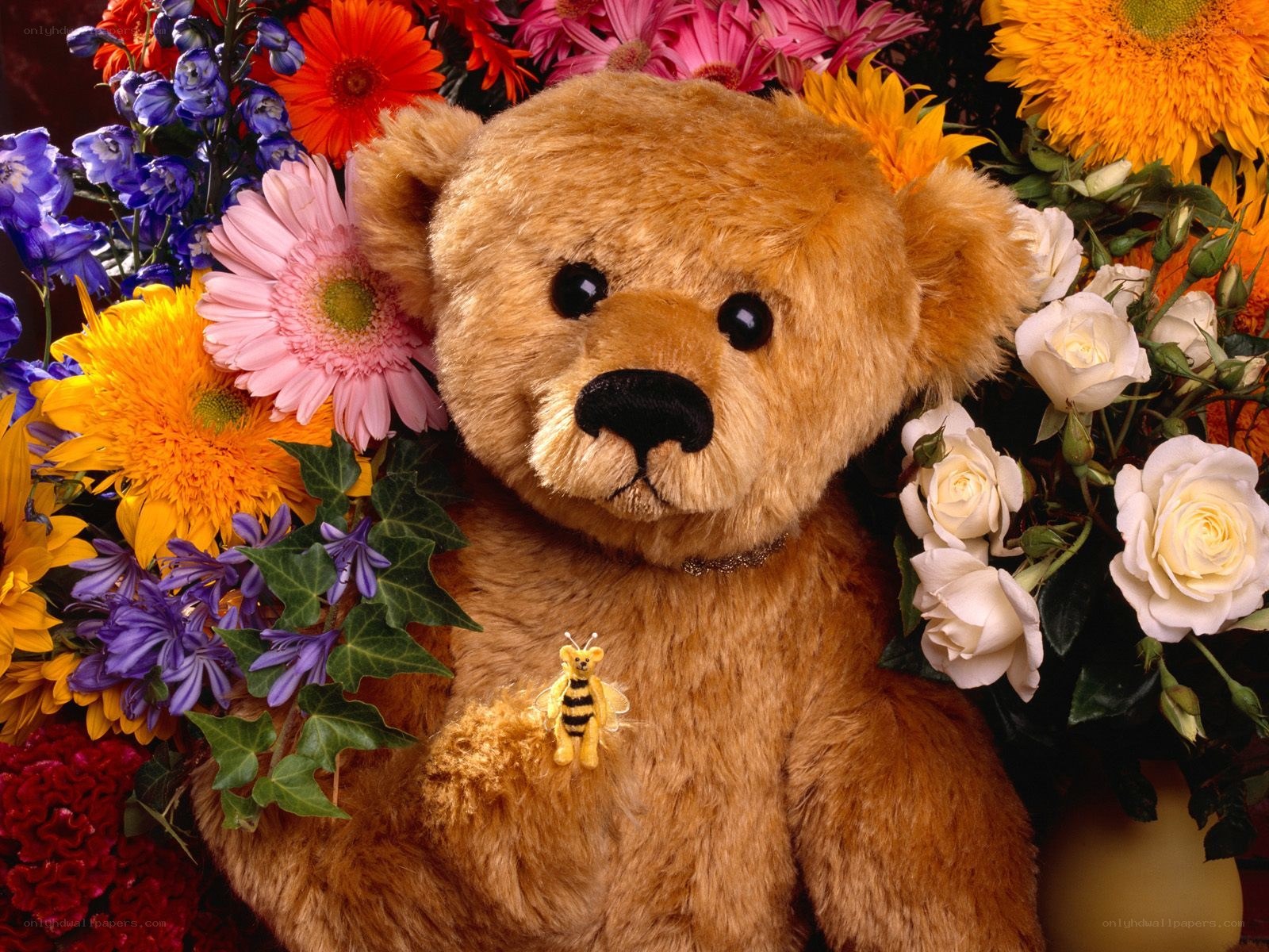 Teddy bear with flowers