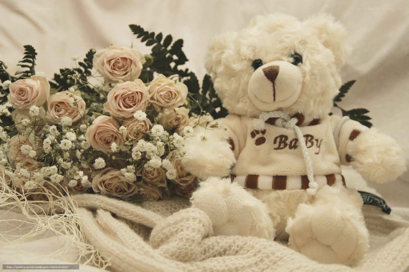 Teddy bear with roses