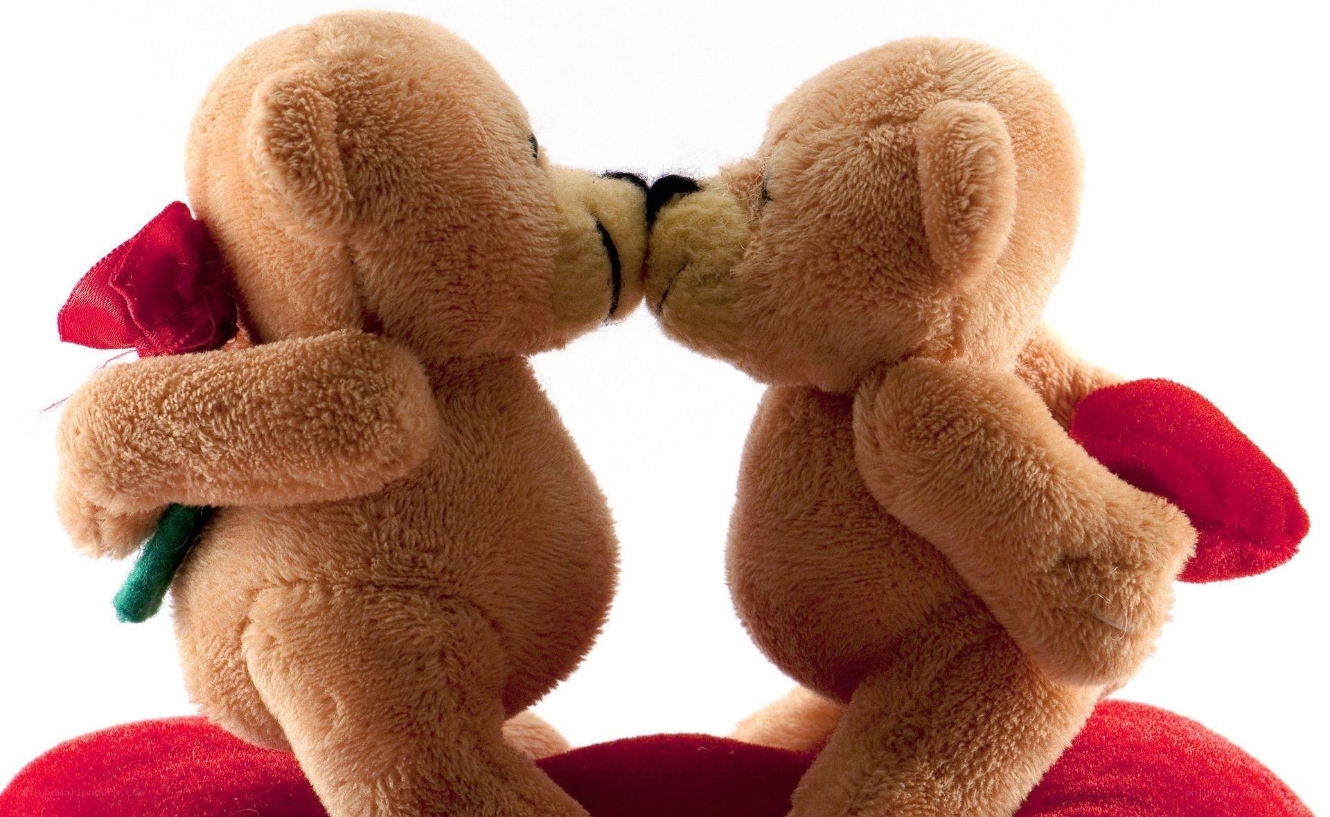 teddy bears kissing