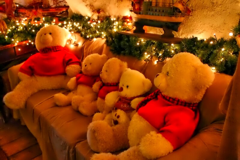 Teddy Bears on Couch — Red