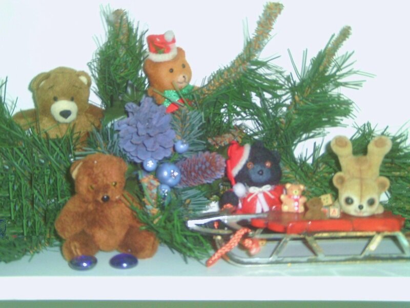 Teddy Bears on Sled — Green