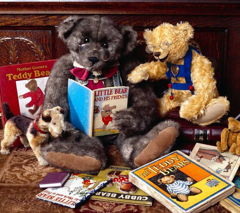 Teddy Bears Reading Books — Brown