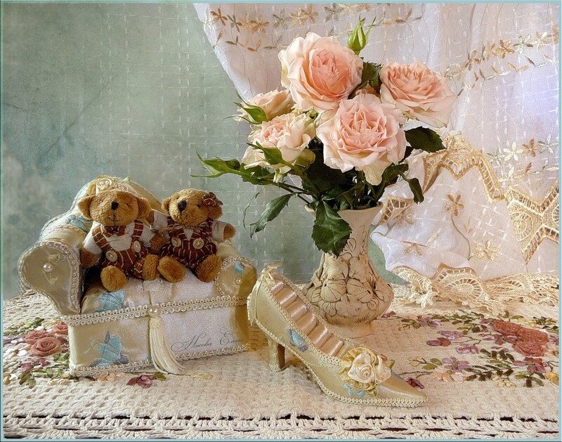 teddy bears with roses and shoe
