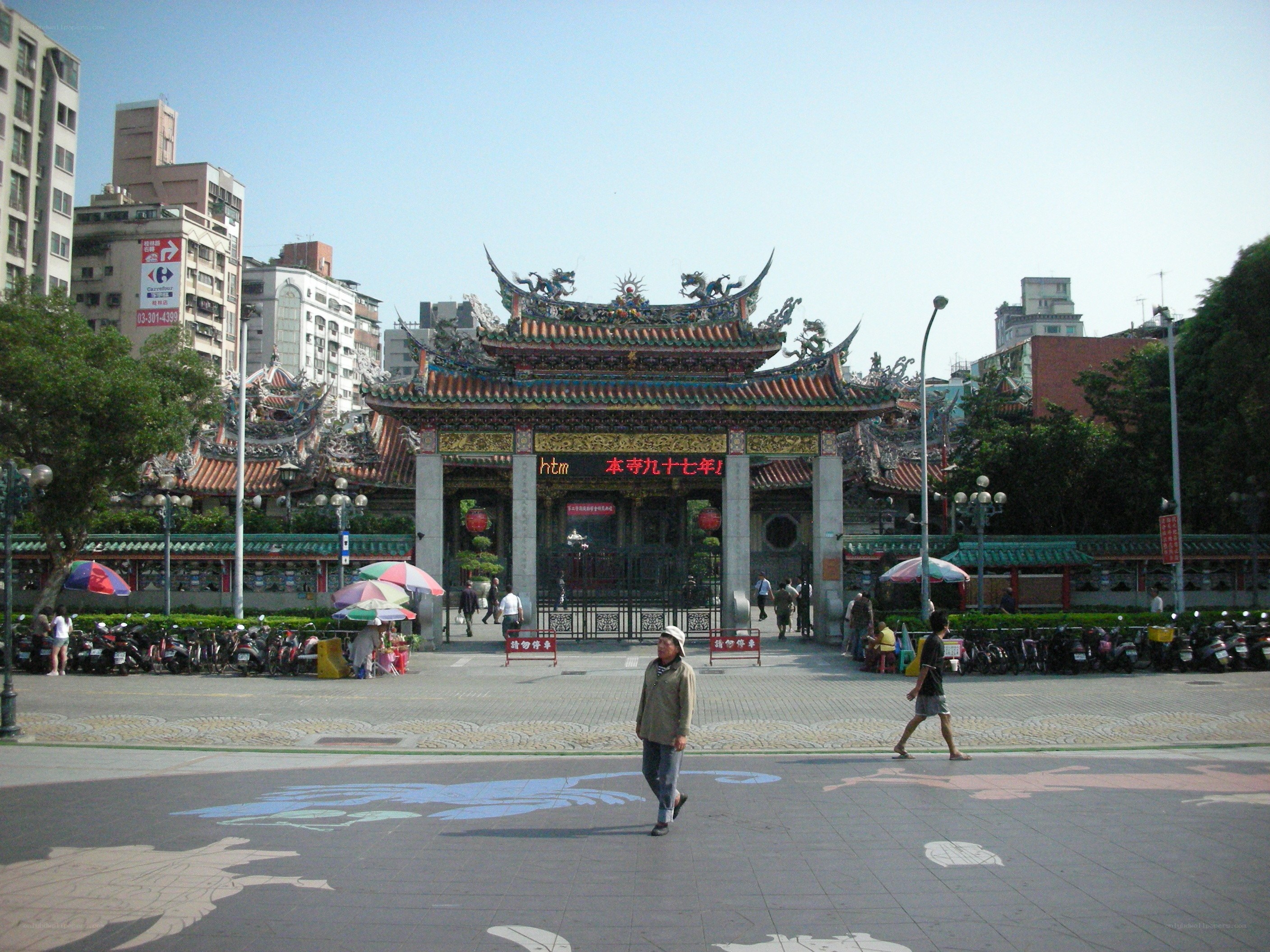 Temple gate in Taipei